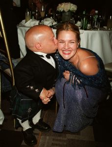 Drew Barrymore with Mini-Me, Verne Troyer 1999, NYC.jpg